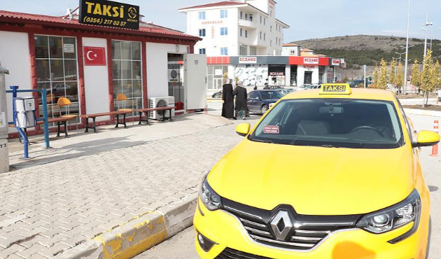 Kaçırıldığını zannedip taksiden atladı!