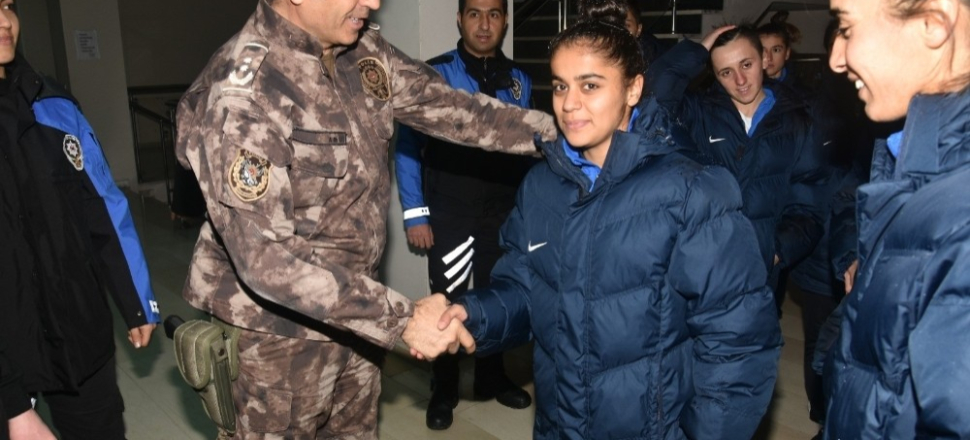 Hakkari polisinden kadın sporculara giyim desteği