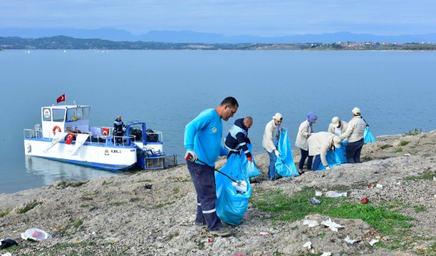 Adana'da çevre dostu kargocular göl kıyısını temizledi