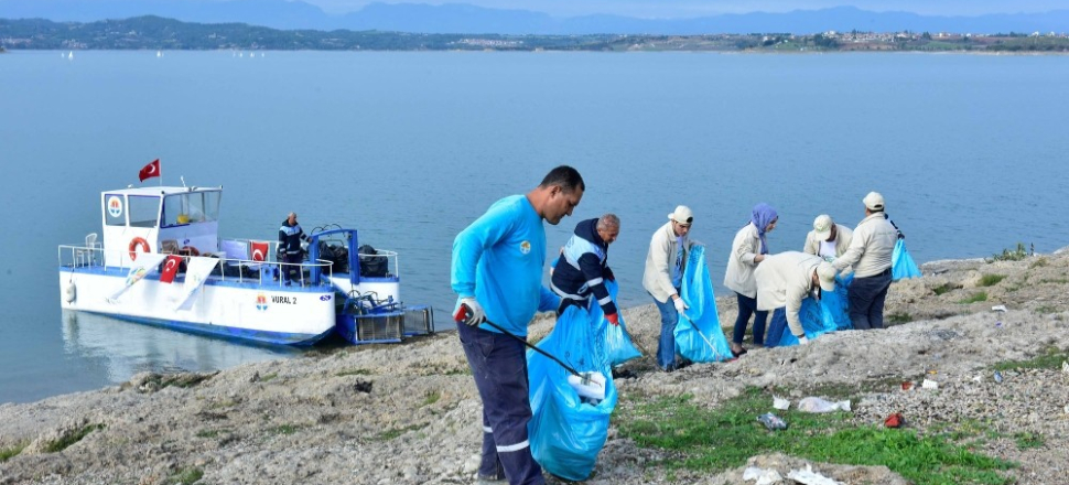 Adana'da çevre dostu kargocular göl kıyısını temizledi