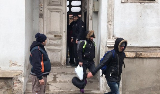 Edirne'de kaçaklar, ısınmak için ateş yakınca yakalandı