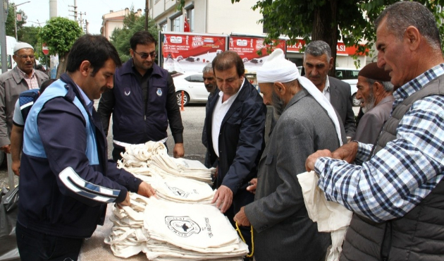 Diyarbakır Bismil’de vatandaşlara bez çanta dağıtıldı