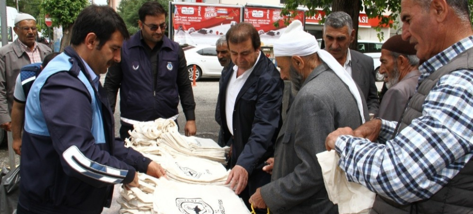 Diyarbakır Bismil’de vatandaşlara bez çanta dağıtıldı