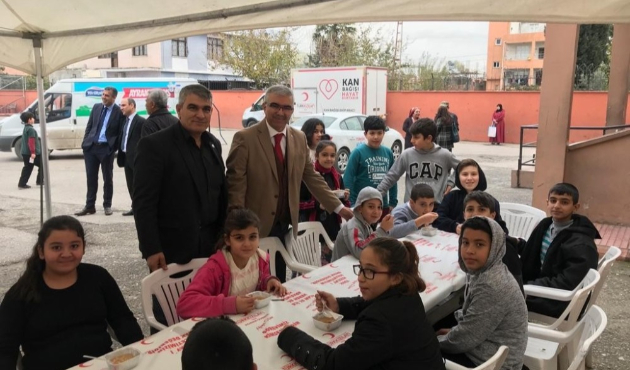Adana'da öğretmen ve velilerden Kızılay’a kan bağışı