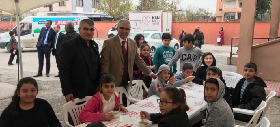 Adana'da öğretmen ve velilerden Kızılay’a kan bağışı