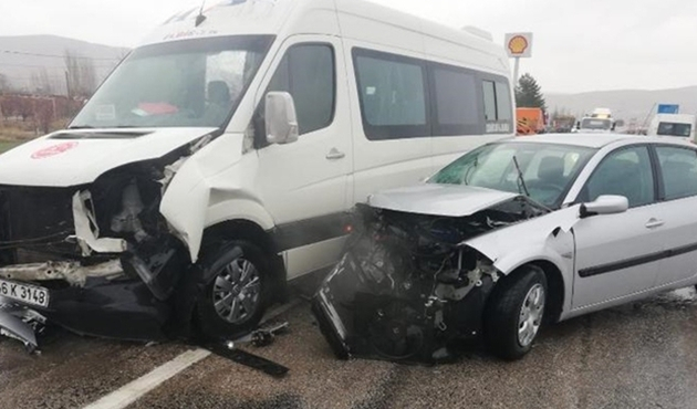 Kırıkkale'de minibüs ve iki otomobil çarpıştı: 3 yaralı