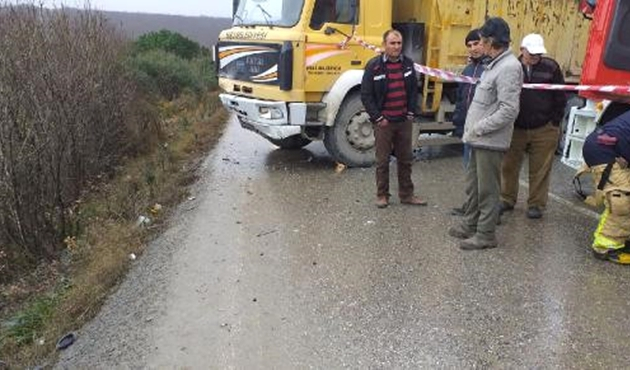 Çatalca'da çöp kamyonu ile otomobil çarpıştı