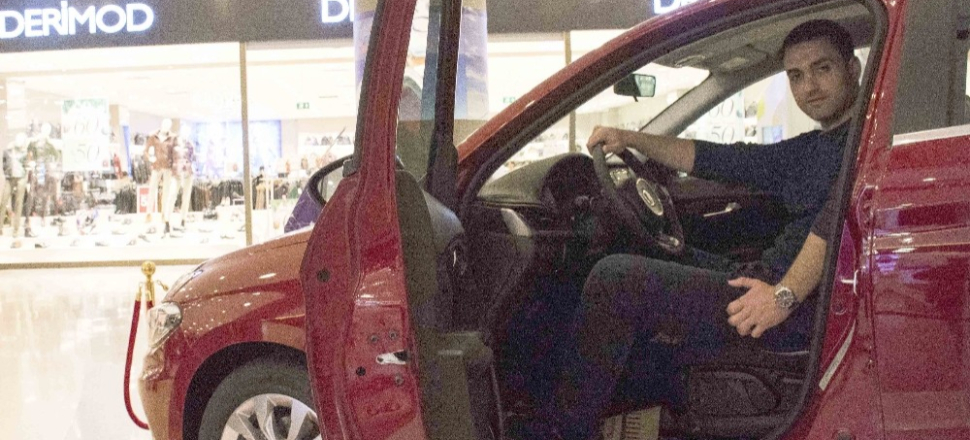 Adana'da son model otomobil talihlisi anahtarını aldı