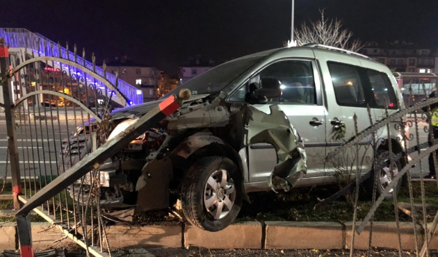 Elazığ'da hafif ticari araç, demir korkuluklara çarptı