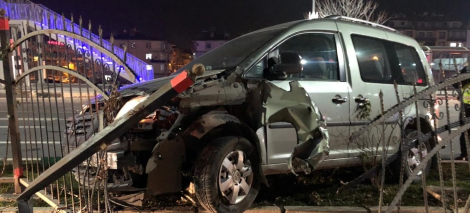 Elazığ'da hafif ticari araç, demir korkuluklara çarptı