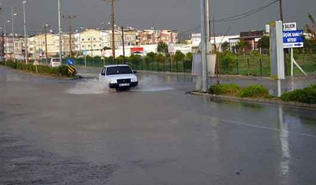 Aydın Didim'de sağanak; ev ve iş yerlerini su bastı