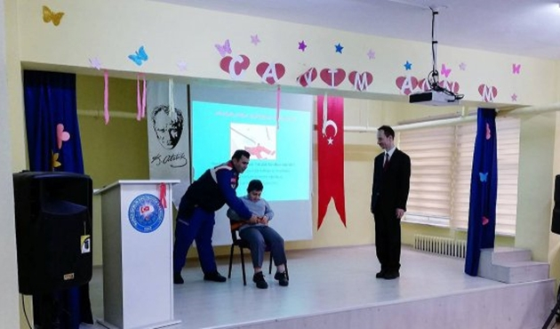 Bursa jandarmadan minik öğrencilere trafik kuralları eğitimi