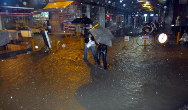 Muğla Marmaris'te sağanak ulaşımı aksattı