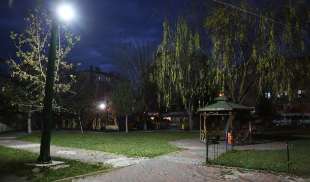 Niğde Belediyesi’yle Parklar Aydınlanıyor