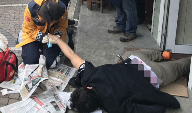 Dehşete düşüren kavga! Beline bıçak sapladılar