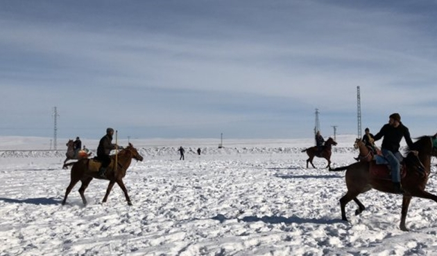 Kars'ta, karda cirit maçı nefes kesti