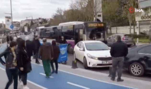 Sorumsuz sürücü sahil trafiğini kilitledi!