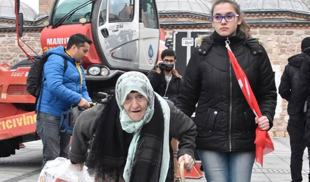 Cumhurbaşkanı Erdoğan Müzeyyen nineyi kırmadı