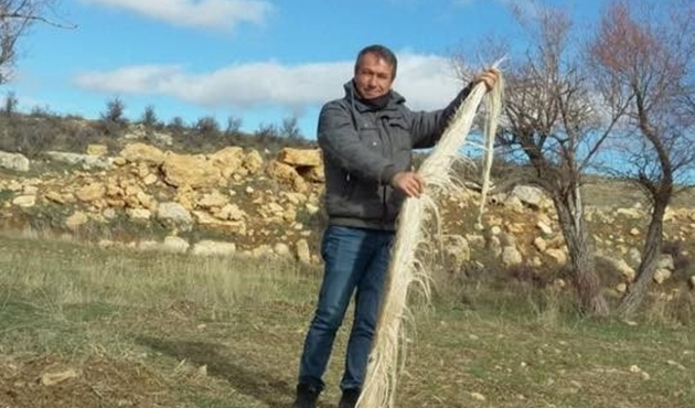 Karaman'a bağlı köyde içme suyu hattının içinden 4 metre ağaç kökü çıktı