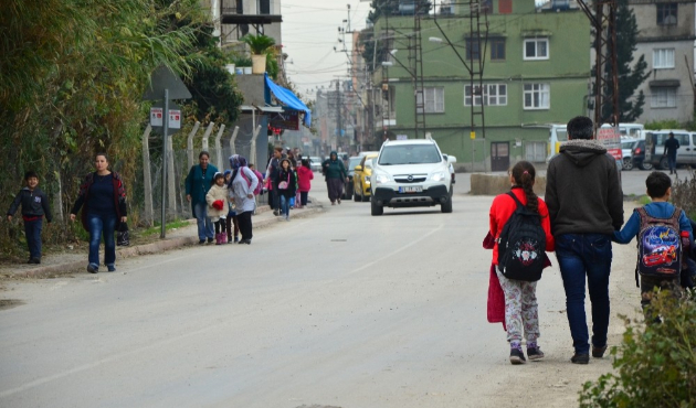 Adana'da okul yolunda köpek dehşeti