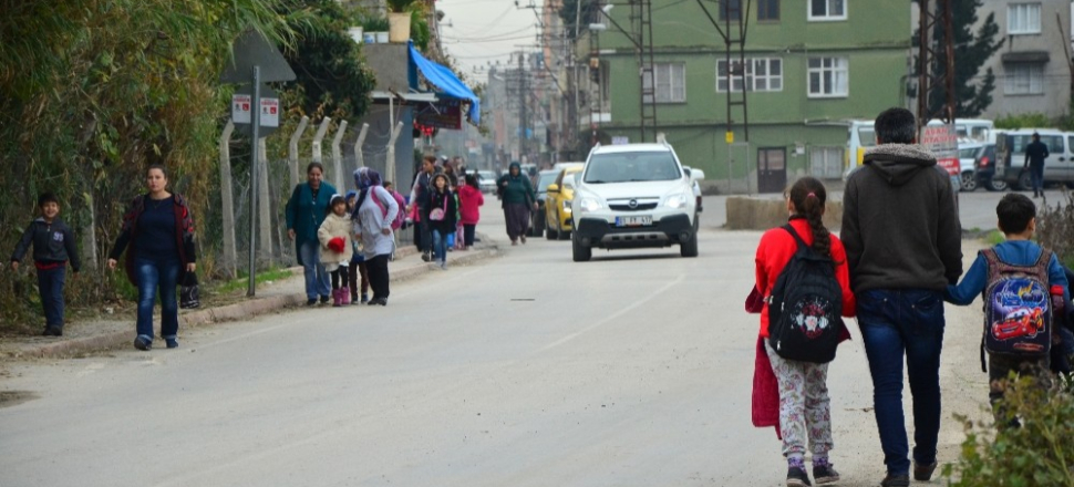 Adana'da okul yolunda köpek dehşeti