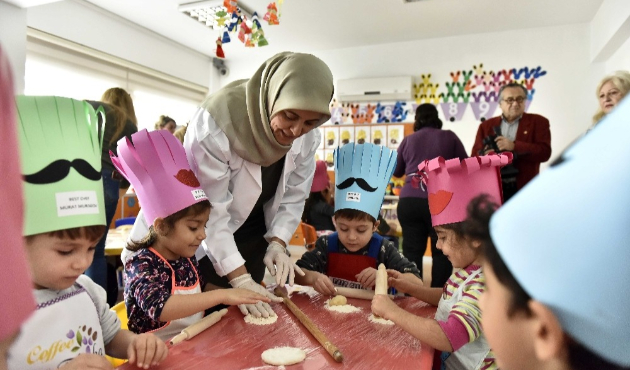 Antalya'da minik öğrenciler erişte kesti