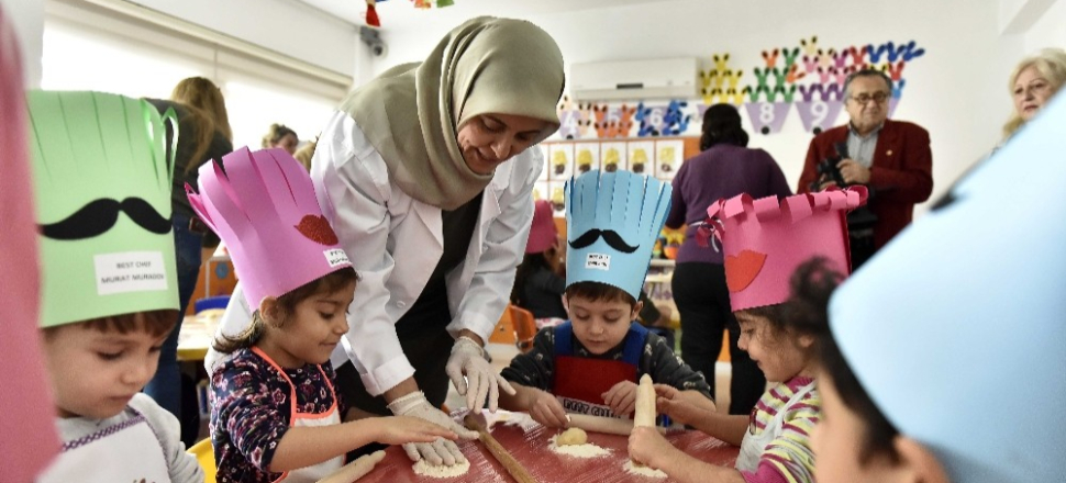 Antalya'da minik öğrenciler erişte kesti