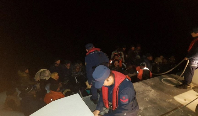 İzmir Dikili’de 87 göçmen yakalandı