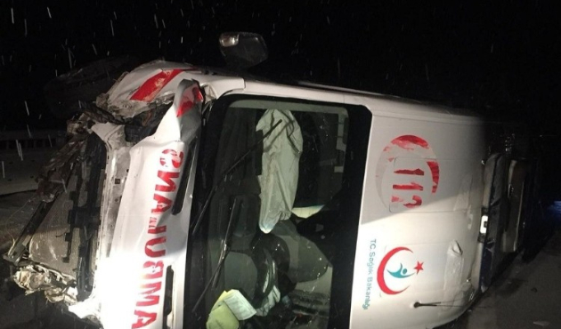 Van'da hasta taşıyan ambulansla ticari araç çarpıştı: 10 yaralı