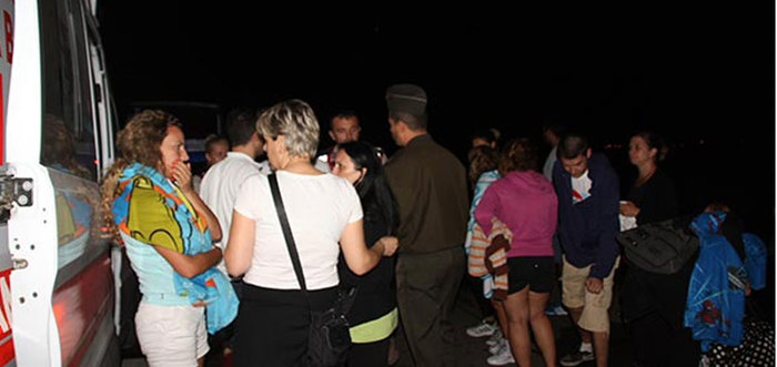 Turistleri taşıyan otobüs kamyona çarptı