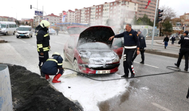 Yozgat'ta seyir halindeki otomobil yandı