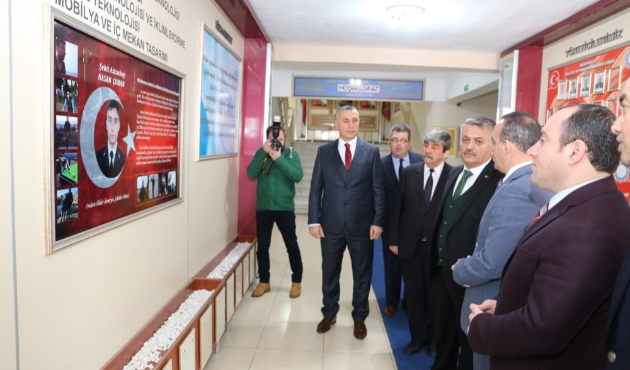 Balıkesir Valisi Vali Yazıcı Burhaniyeli öğrencilerle kitap okudu