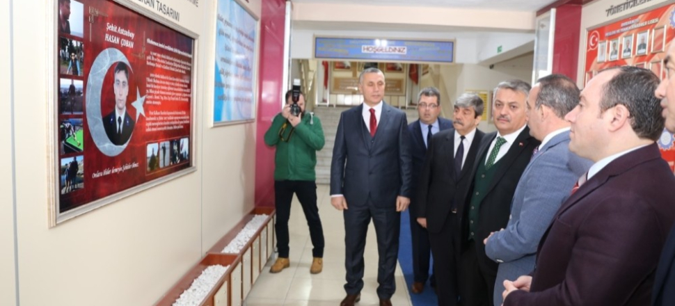 Balıkesir Valisi Vali Yazıcı Burhaniyeli öğrencilerle kitap okudu