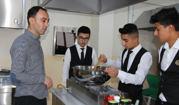 Manisa'da Turizm öğrencileri hünerlerini sergiledi