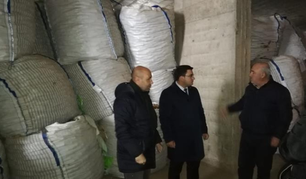 Bitlis'te müdür Kalya, tohumluk patates depolarını inceledi