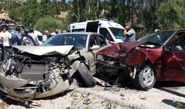 Burdur'da 2 otomobil çarpıştı