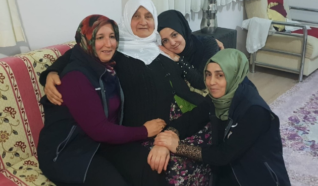 Kocaeli'de Alo Evlat ekipleri Binnaz anneyi yalnız bırakmadı