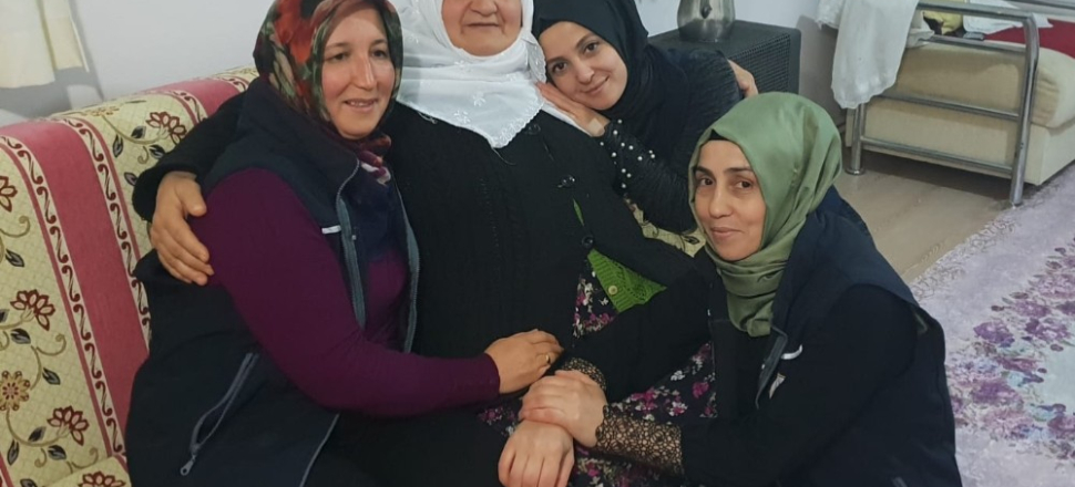 Kocaeli'de Alo Evlat ekipleri Binnaz anneyi yalnız bırakmadı