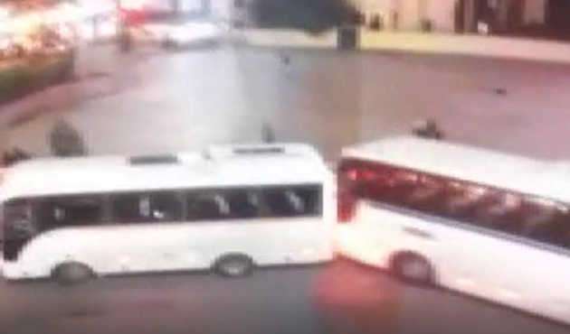 Servis otobüsü yayaların arasına daldı: 1 ölü...