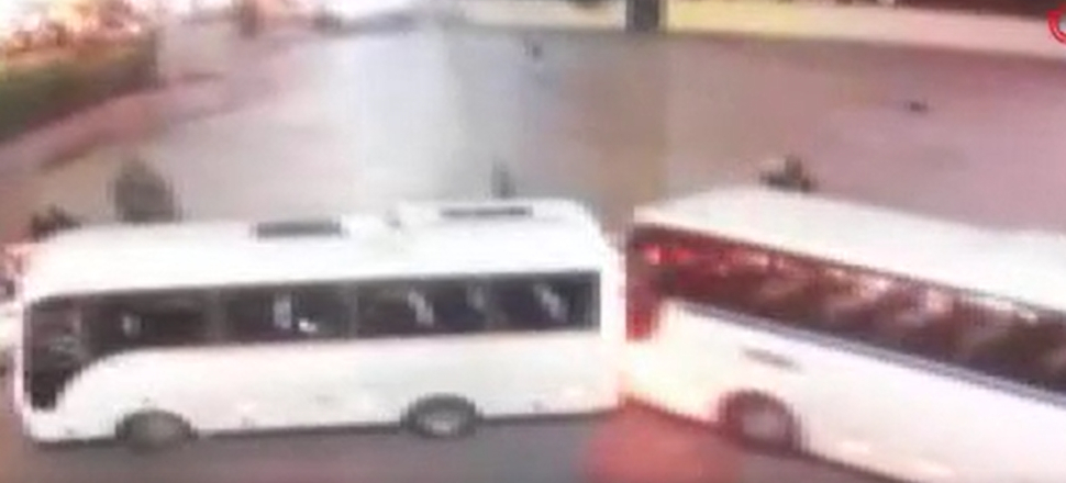 Servis otobüsü yayaların arasına daldı: 1 ölü...