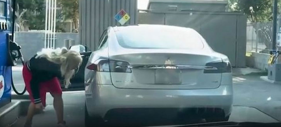Elektrikli otomobili benzinle doldurmaya çalışan sürücü
