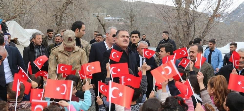 Vali İdris Akbıyık, Türk bayraklarıyla karşılandı