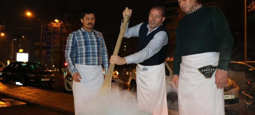 Kahramanmaraş’ta sıcak salep ikramı