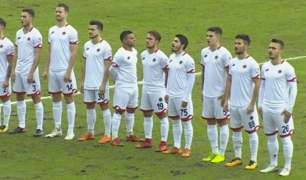 İstiklal Marşı okunurken bakın ne yaptı!