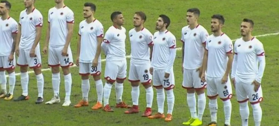 İstiklal Marşı okunurken bakın ne yaptı!