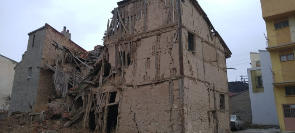 Afyon'da yıkılmak üzere olan tarihi binalar tehlike saçıyor