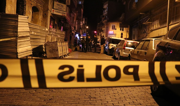 Eşini, kaynanasını ve kayınpederini öldürüp kaçtı!