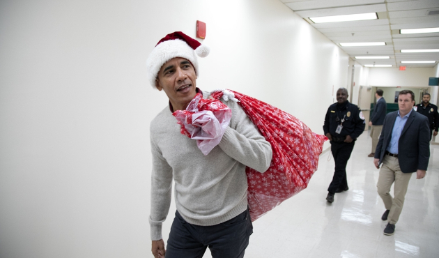 Obama Noel Baba kılığına girdi...