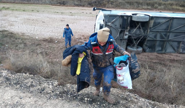 Yozgat'ta yolcu otobüsü devrildi!