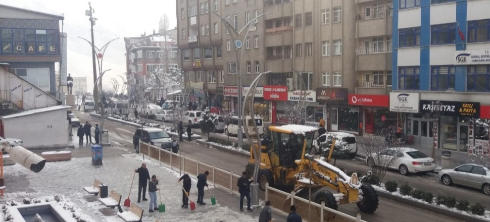 Hakkari’de karla mücadele çalışması